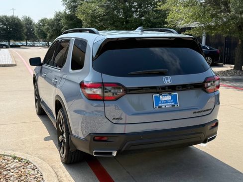 Used 2025 Honda Pilot Black Edition image 3