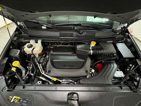 Certified 2025 Chrysler Pacifica Limited image 13