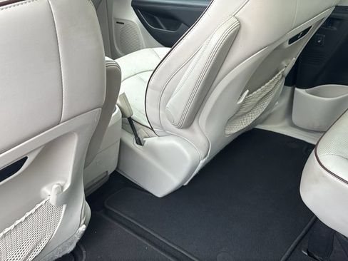 Used 2018 Chrysler Pacifica Limited w/ Tire & Wheel Group FWD image 34