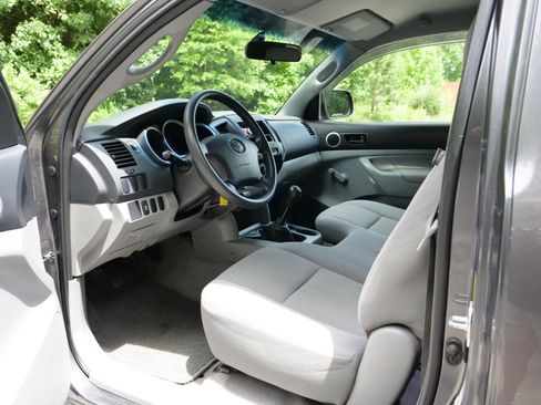 Used 2011 Toyota Tacoma 2WD Regular Cab image 18