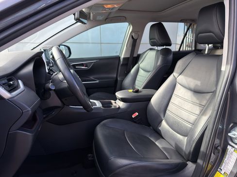 Used 2019 Toyota RAV4 Limited image 10