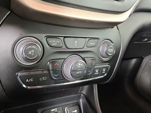 Used 2014 Jeep Cherokee Latitude w/ Comfort/Convenience Group FWD image 20