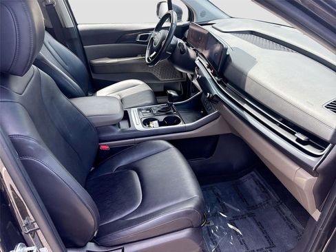 Used 2025 Kia Carnival FWD image 30