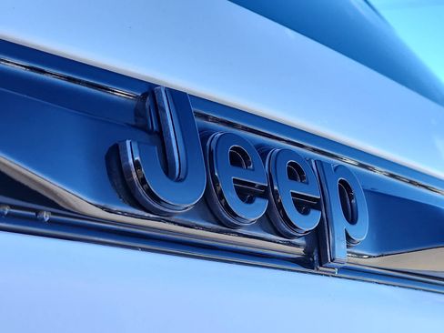 Used 2023 Jeep Grand Cherokee Altitude image 30