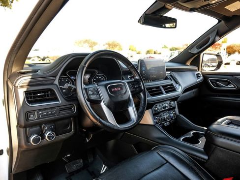 Used 2021 GMC Yukon XL SLT image 2