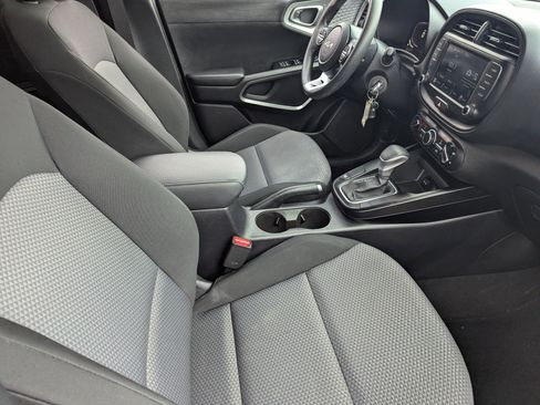 Certified 2025 Kia Soul LX w/ LX Technology Package FWD image 9