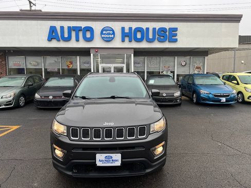 Used 2019 Jeep Compass Latitude w/ Popular Equipment Group FWD image 2