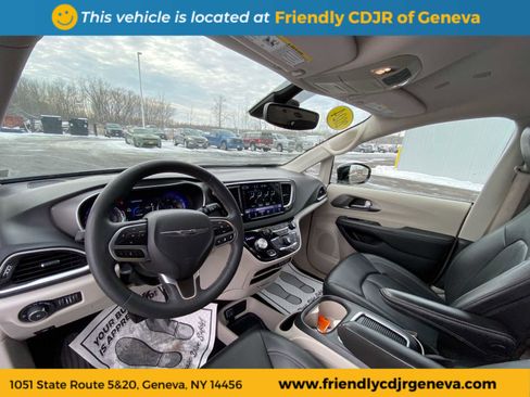 Used 2024 Chrysler Pacifica Touring-L image 15