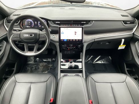 Used 2024 Jeep Grand Cherokee Limited image 11