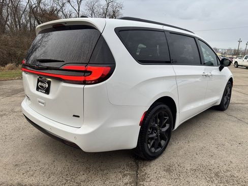 New 2026 Chrysler Pacifica Select image 7