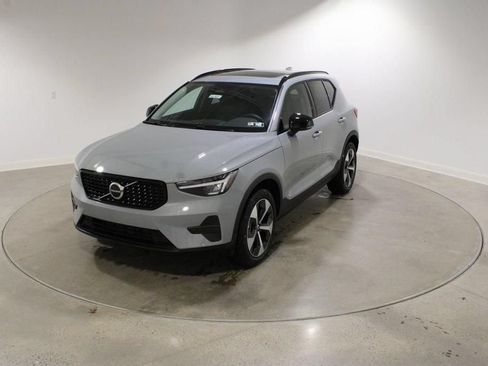 Used 2026 Volvo XC40 B5 Core w/ Climate Package AWD/4WD image 1