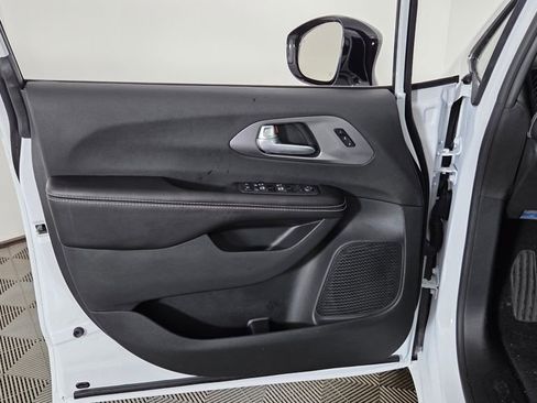 New 2026 Chrysler Pacifica Select image 13