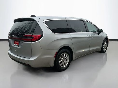 Used 2023 Chrysler Pacifica Touring-L image 6