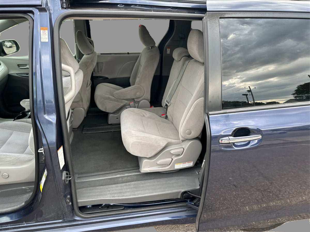 Used 2020 Toyota Sienna LE w/ LE Preferred Package FWD image 31