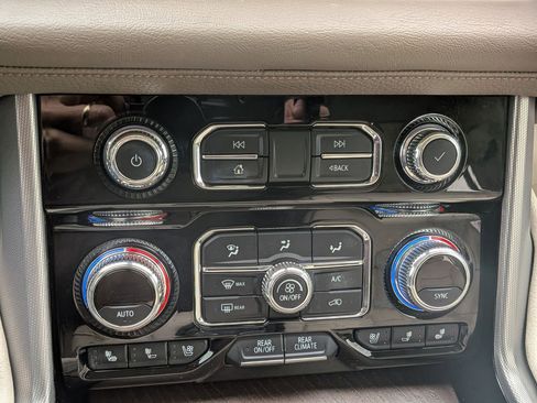 Used 2021 GMC Yukon Denali w/ Denali Premium Package image 24