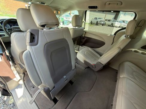 Used 2020 Chrysler Pacifica Touring-L FWD image 22