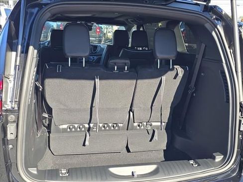 New 2026 Chrysler Pacifica Limited w/ Uconnect Theater Family Group image 9