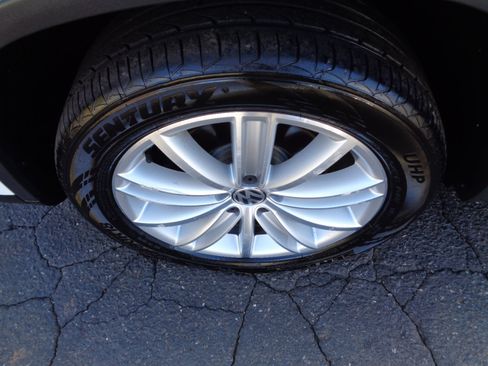 Used 2015 Volkswagen Tiguan SEL image 28