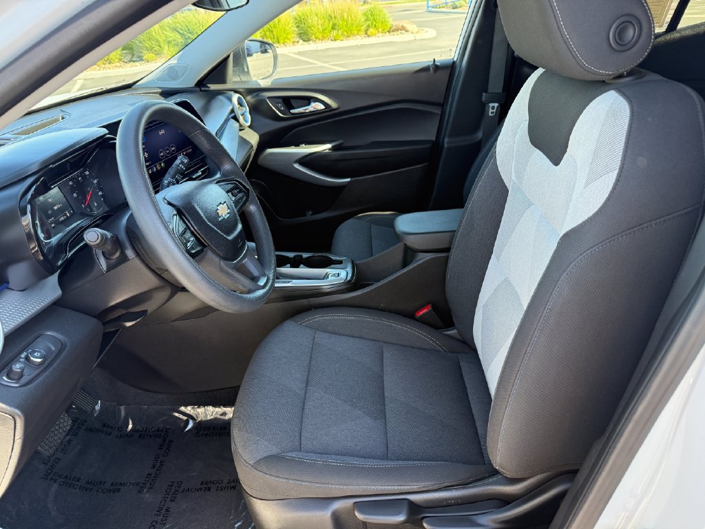 Used 2025 Chevrolet Trax LS FWD image 11
