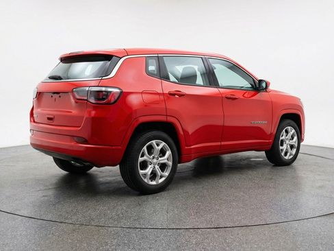 Used 2025 Jeep Compass Latitude image 9