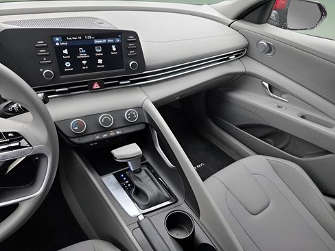 Used 2024 Hyundai Elantra SE image 27