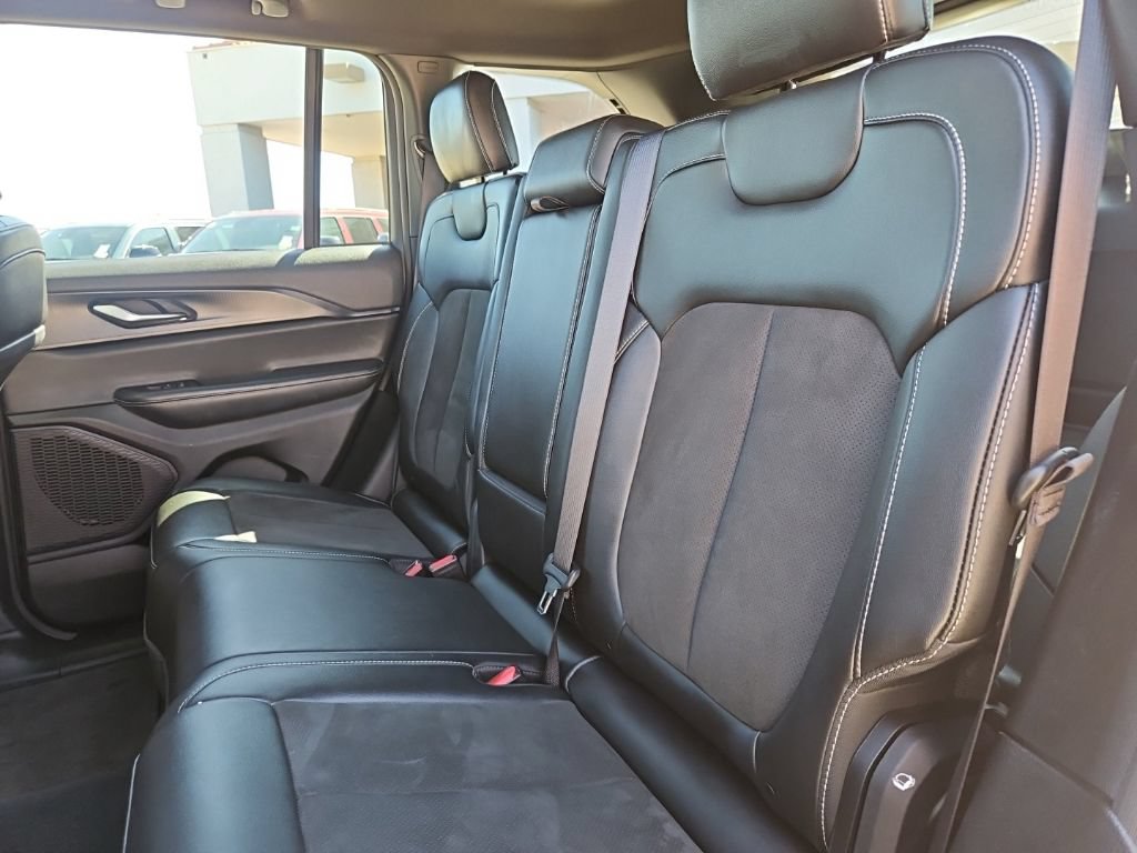 Used 2023 Jeep Grand Cherokee Altitude AWD/4WD image 18