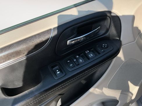 Used 2016 Chrysler Town & Country Touring FWD image 10