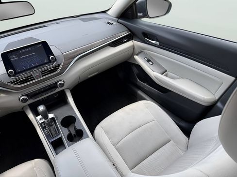 Used 2025 Nissan Altima 2.5 SV FWD image 25