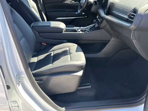 Used 2025 Chevrolet Traverse LT image 13