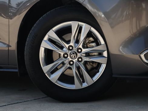 Used 2024 Toyota Sienna Limited AWD/4WD image 3