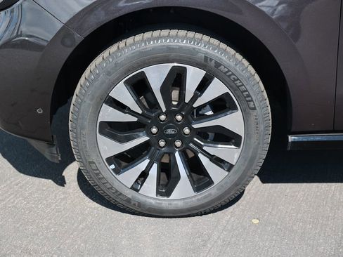 Used 2025 Ford Expedition Platinum w/ Driver's Package image 11