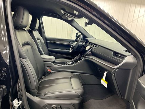 New 2025 Jeep Grand Cherokee Limited w/ Black Appearance Package image 22