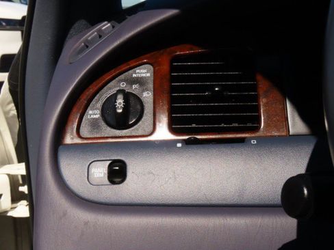 Used 2000 Lincoln Town Car Signature image 23