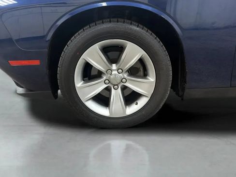 Used 2015 Dodge Challenger SXT RWD image 27
