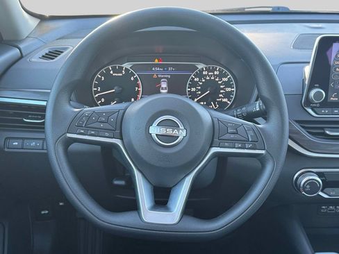 Used 2025 Nissan Altima 2.5 SV FWD image 11