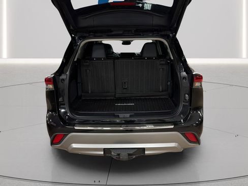 Used 2024 Toyota Highlander Platinum image 16