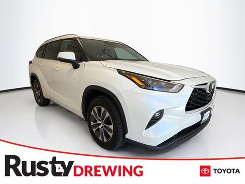 Certified 2025 Toyota Highlander XLE FWD image 1
