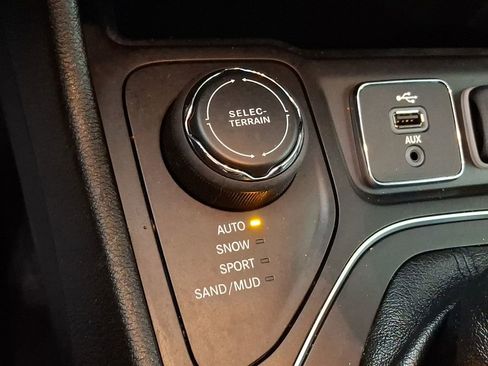 Used 2019 Jeep Cherokee Latitude Plus w/ Comfort/Convenience Group image 19