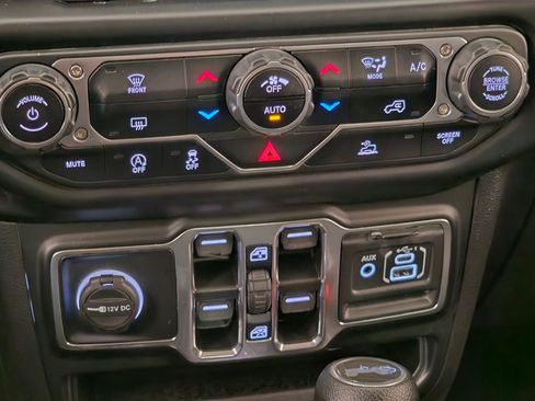 Used 2021 Jeep Wrangler Unlimited Sahara w/ Uconnect 4C Nav & Sound Group AWD/4WD image 17
