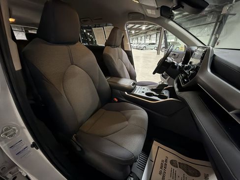 Used 2022 Toyota Highlander LE image 33