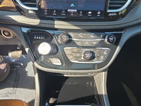 Used 2023 Chrysler Pacifica Pinnacle FWD image 16