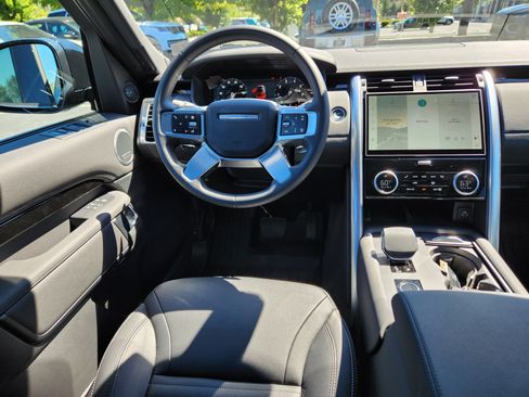 Used 2025 Land Rover Discovery S image 13