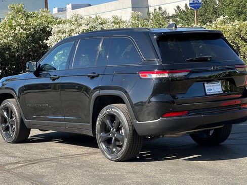 Used 2023 Jeep Grand Cherokee Altitude AWD/4WD image 6