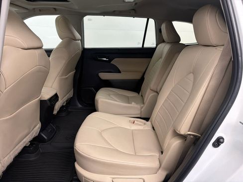Used 2023 Toyota Highlander XLE FWD image 16