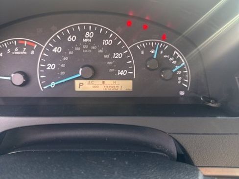 Used 2012 Toyota Camry L image 5