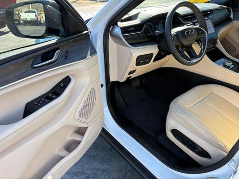 Used 2024 Jeep Grand Cherokee L Limited w/ Luxury Tech Group II image 19