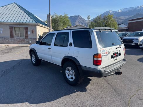Used 1997 Nissan Pathfinder LE AWD/4WD image 3