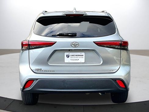 Used 2021 Toyota Highlander XLE FWD image 8