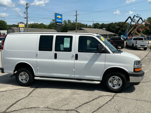 Used 2022 Chevrolet Express 2500 w/ Driver Convenience Package RWD image 4