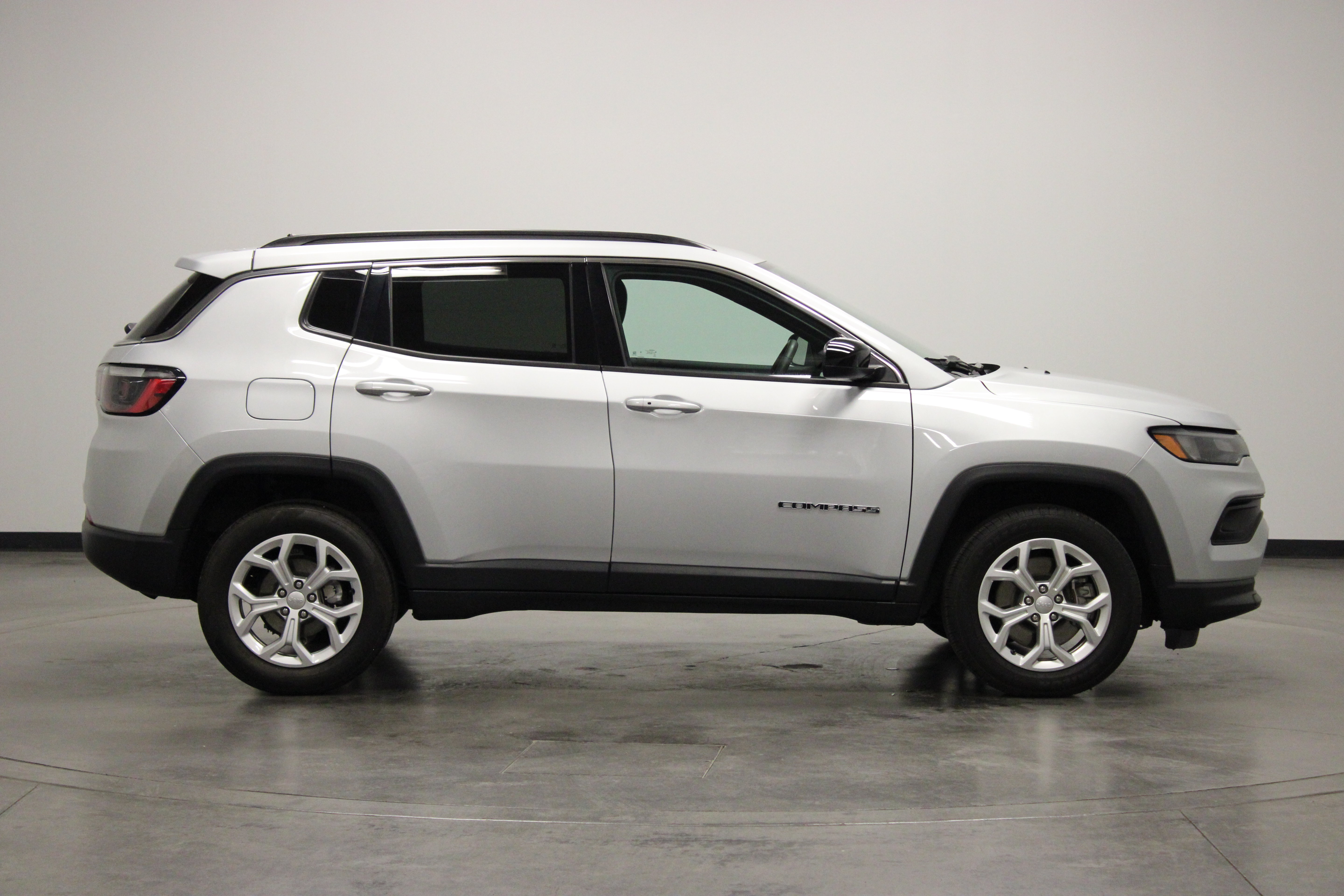 Used 2024 Jeep Compass Latitude AWD/4WD image 9